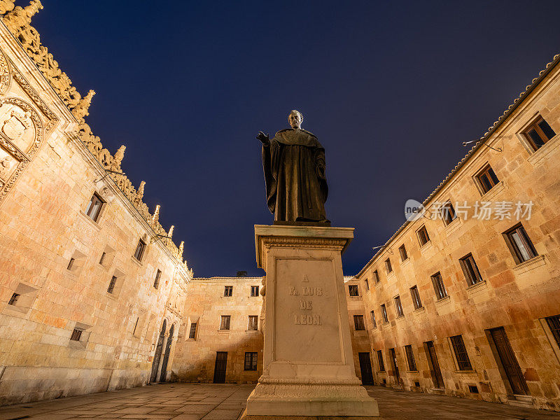 萨拉曼卡市的Plaza del Patio de Escuelas广场，弗雷·路易斯雕像León和萨拉曼卡大学就坐落在这里